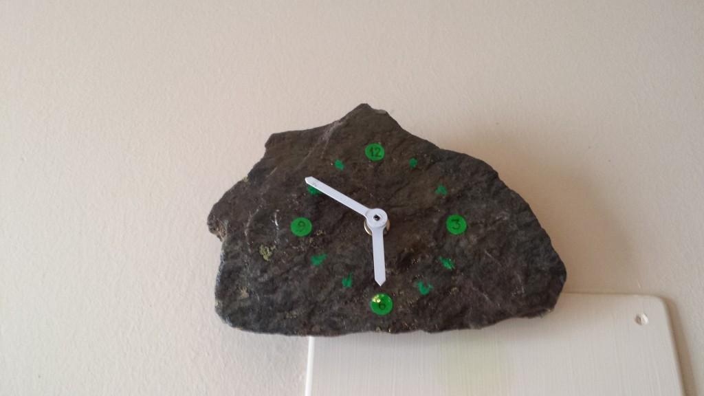Reloj de pizarra con pegatinas y pintura