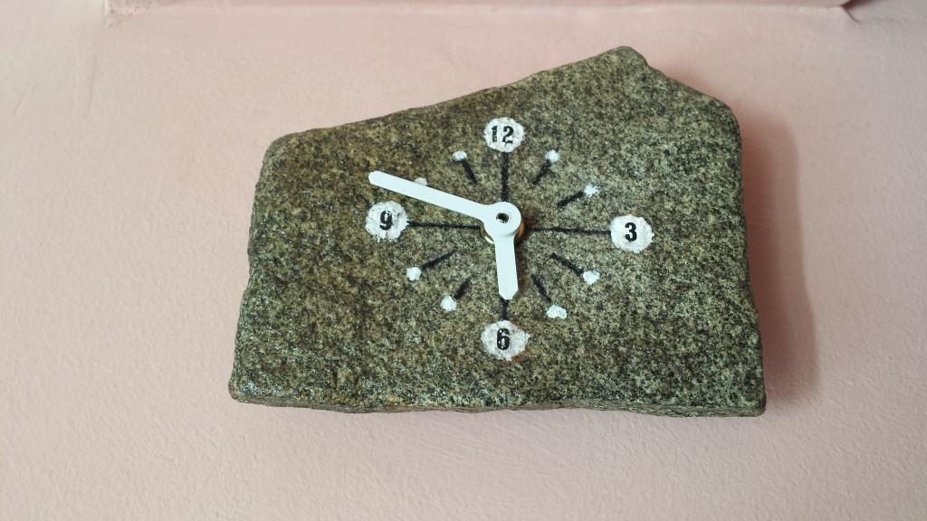 Reloj con piedra de granito