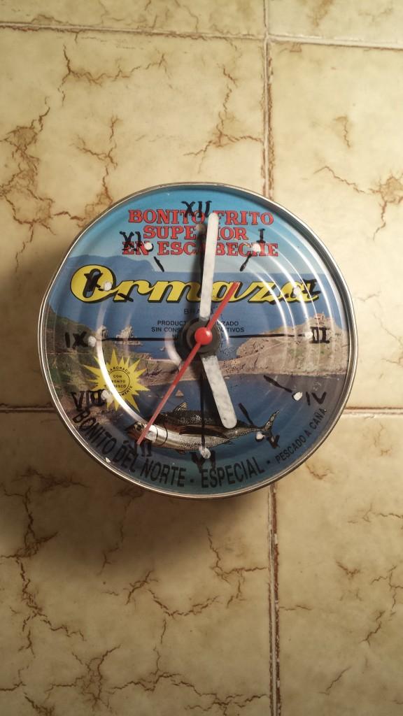 Reloj con lata de atún