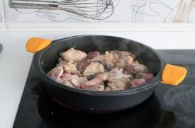 conejo asado con fondo de crema de membrillo y verduras