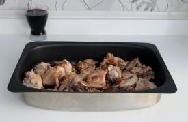 conejo asado con fondo de crema de membrillo y verduras