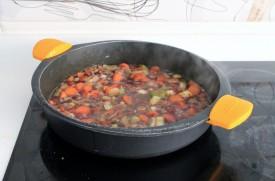 conejo asado con fondo de crema de membrillo y verduras