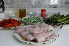 lomos de merluza con pimientos asados en salsa de esparragos