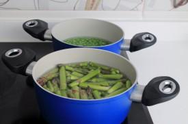 lomos de merluza con pimientos asados en salsa de esparragos