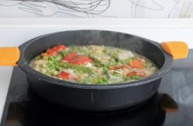 lomos de merluza con pimientos asados en salsa de espárragos