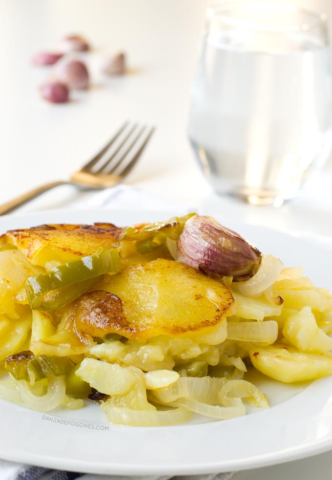 Patatas a lo pobre. Las patatas a lo pobre son una receta muy típica de la gastronomía española, está riquísimas y solo necesitas 6 ingredientes para prepararlo | danzadefogones.com #danzadefogones