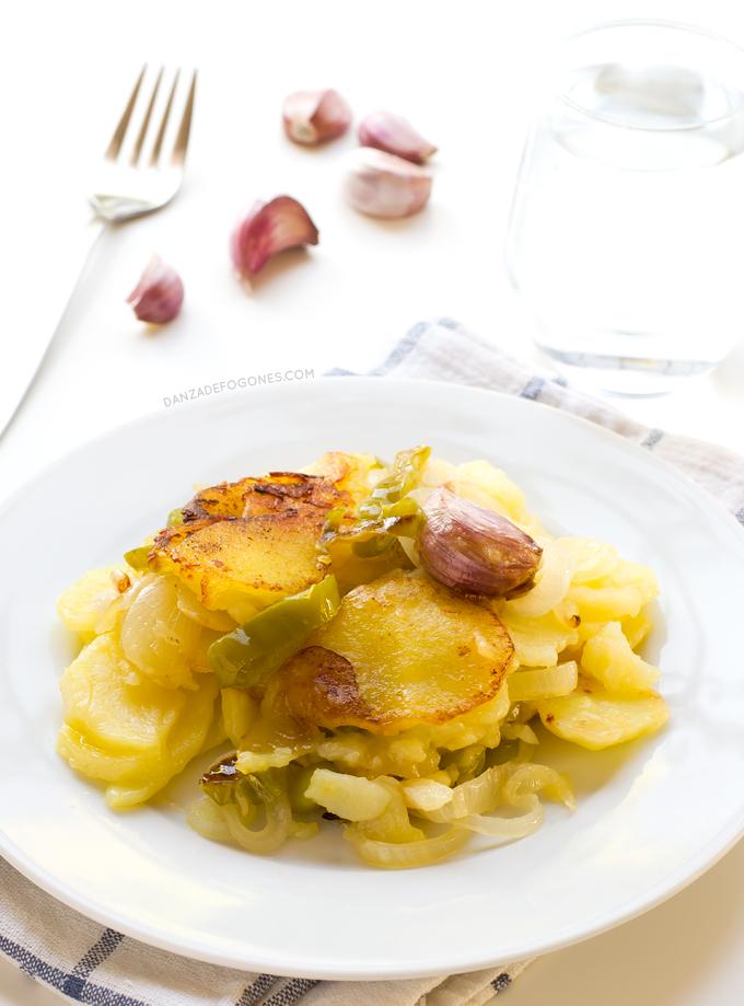 Patatas a lo pobre. Las patatas a lo pobre son una receta muy típica de la gastronomía española, está riquísimas y solo necesitas 6 ingredientes para prepararlo | danzadefogones.com #danzadefogones