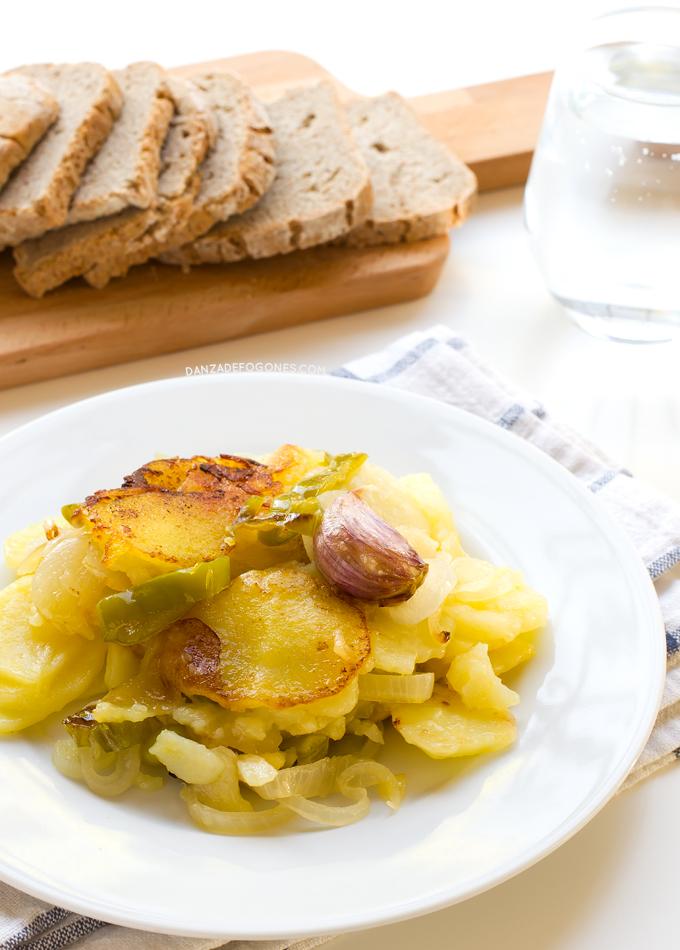 Patatas a lo pobre. Las patatas a lo pobre son una receta muy típica de la gastronomía española, está riquísimas y solo necesitas 6 ingredientes para prepararlo | danzadefogones.com #danzadefogones