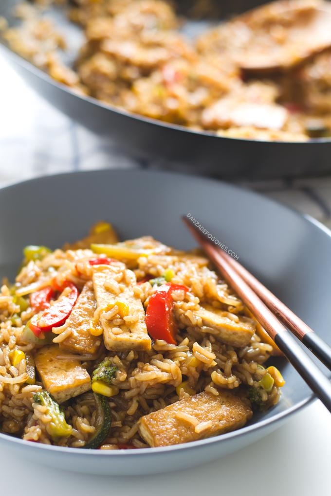 Wok de tofu con arroz y verduras. Esta receta es espectacular. Si quieres una versión más sencilla puedes sustituir la salsa por salsa de soja |danzadefogones.com #danzadefogones #vegano #singluten