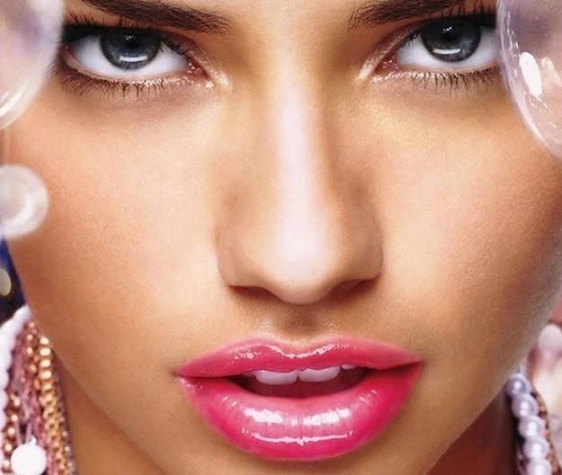 maquillaje-labios-carnosos-rosa-gloss-adriana-lima