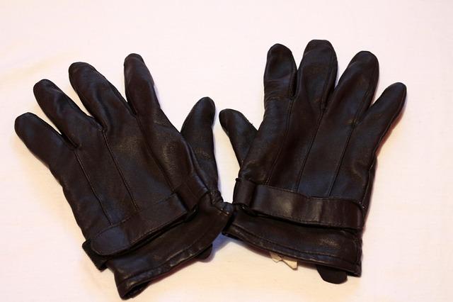 gloves-258799_640