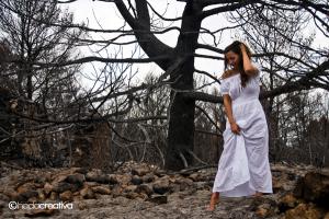 Andar descalza por la ceniza es una sensación muy extraña / Walking barefoot through ash is very strange