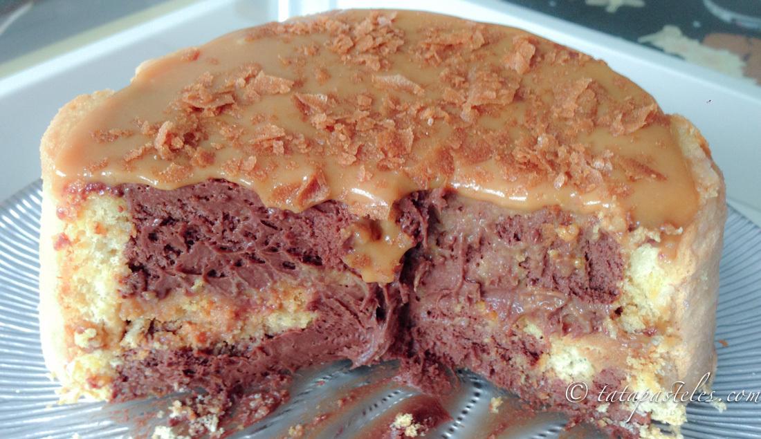 Charlota de chocolate y caramelo