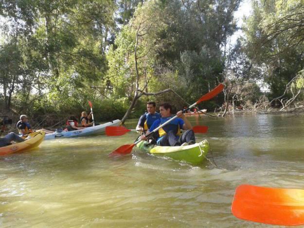 piragua, viajar con niños, excursiones, aljarafe, doñana, guadiamar, este es mi pueblo, manu tenorio, rafa cremades