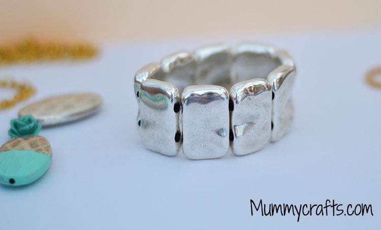 Pulsera con piedras plateadas