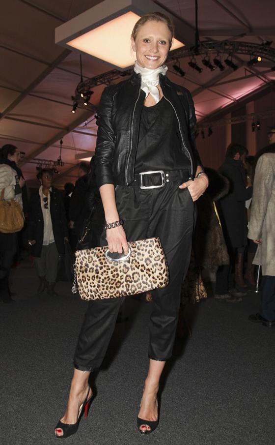 street style de modelo con perfecto negra