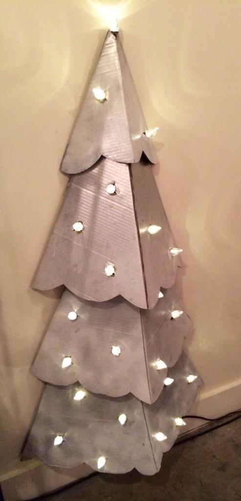 Árbol de Navidad DIY - Cartón y luces