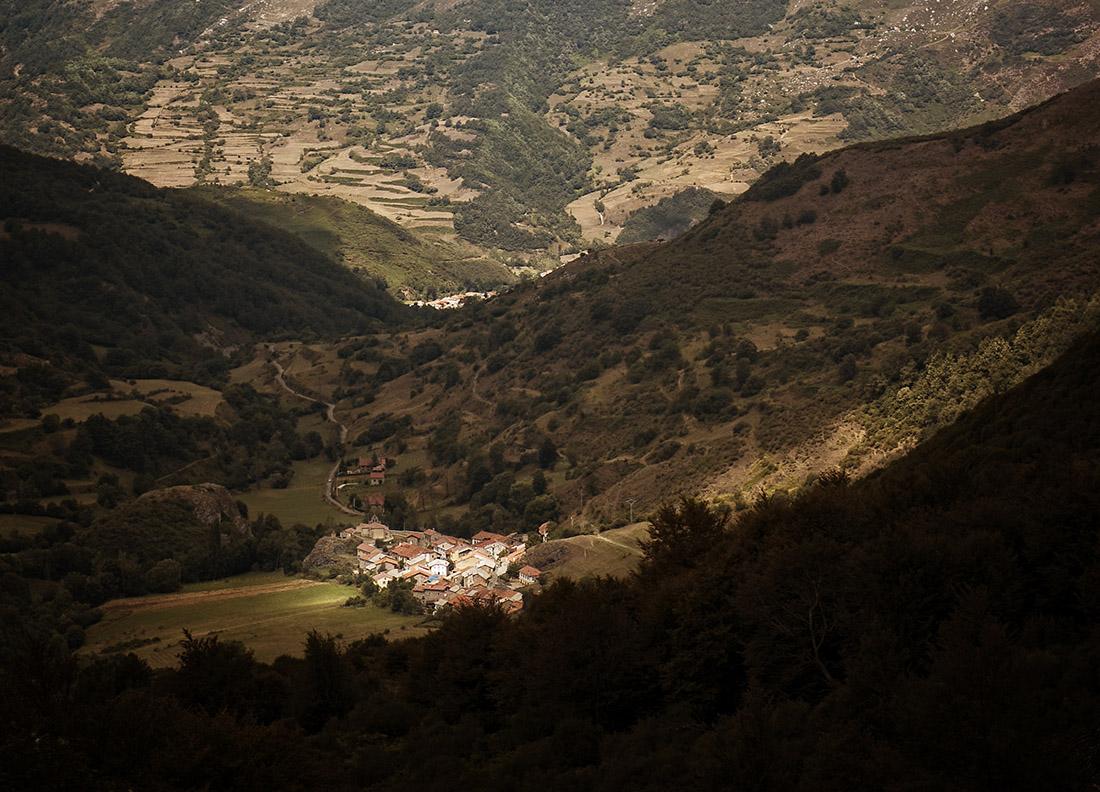 Santa Marina de Valdeón y Macizo Occidental del Parque Regional de Picos de Europa. León. Castilla y León. España. © Javier Prieto Gallego