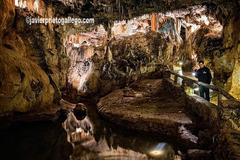El lago a la entrada de la Sala de Pequeñas Maravillas. Cueva de Valporquero. León. Castilla y León. España. © Javier Prieto Gallego