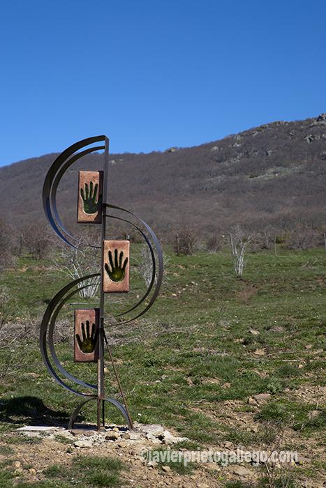 Obra artística en Villabellaco en el inicio del recorrido señalizado titulado La senda de Ursi. Montaña Palentina. Palencia. Castilla y León. España. © Javier Prieto Gallego