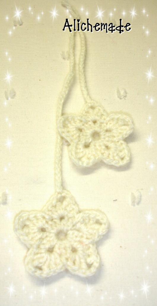 Estrellas de ganchillo blancas para decorar el pastel de pañales.