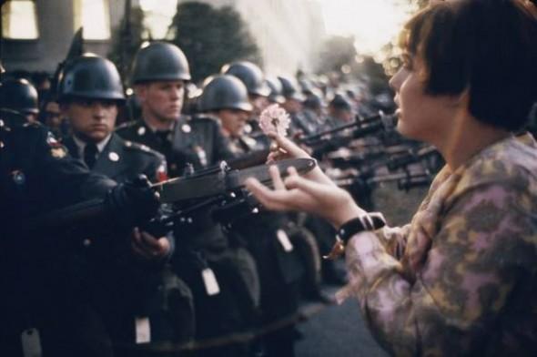  La Joven de 17 años Jan Rose Kasmir les ofrece una flor a los soldados durante una protesta contra la guerra en el Pentágono en 1967. 