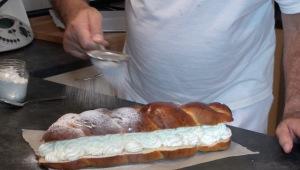 trenza de briox rellena de nata (crema de leche)59