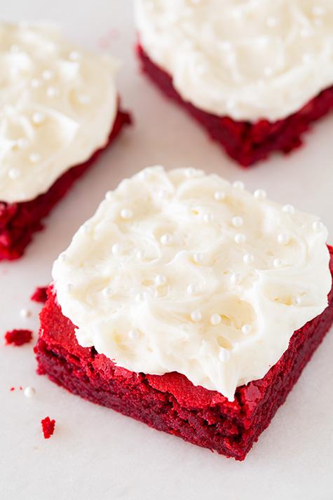 Brownies de terciopelo rojo con Fluffy queso crema Frosting | Cocina con clase