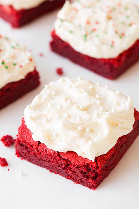 Brownies de terciopelo rojo con Fluffy queso crema Frosting | Cocina con clase