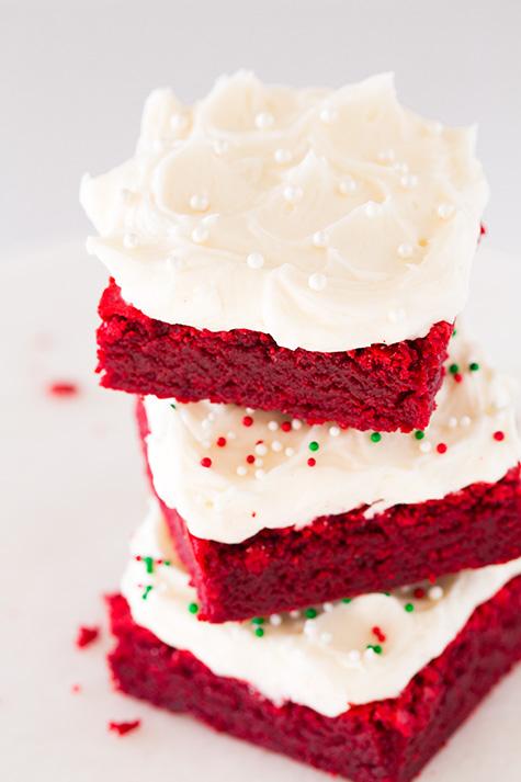 Brownies de terciopelo rojo con Fluffy queso crema Frosting | Cocina con clase