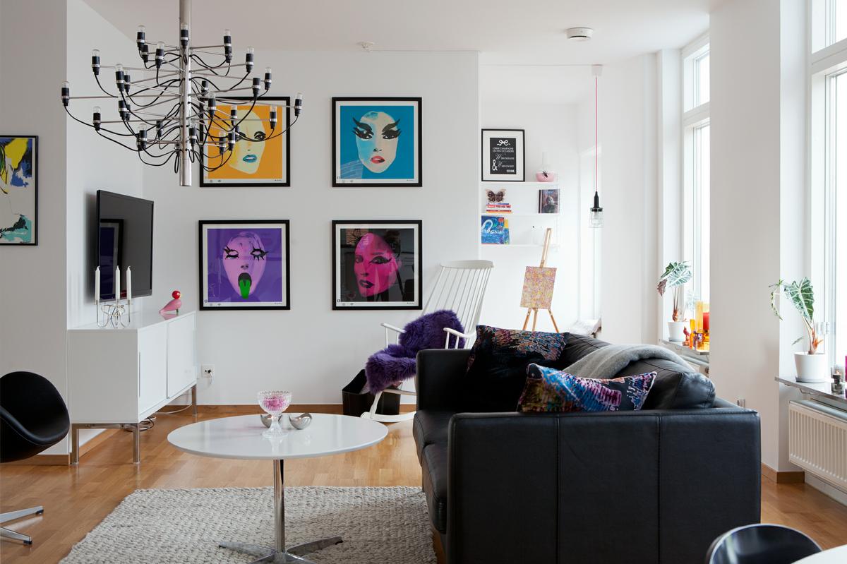 Una casa moderna con mucho color