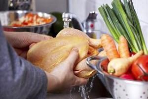 Lavar el pollo antes de cocinarlo puede causar diarreas e incluso la muerte