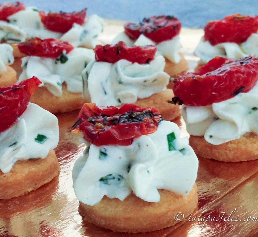 Sable mousse de queso y tomates confitados