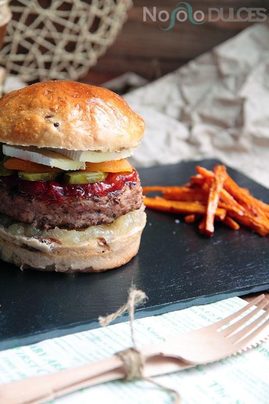 No solo dulces - Hamburguesa quesos franceses y pan de frutos secos