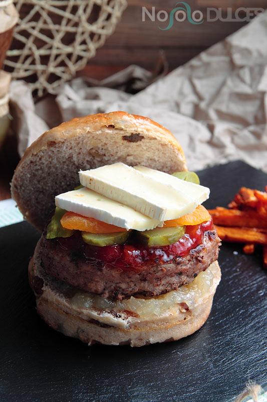 No solo dulces - Hamburguesa quesos franceses y pan de frutos secos