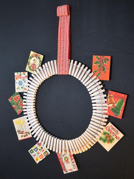 corona navideña con pinzas