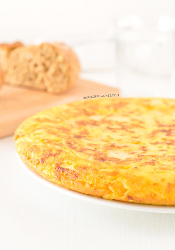 Tortilla de patatas vegana | danzadefogones.com #danzadefogones #vegano #vegana #receta #singluten