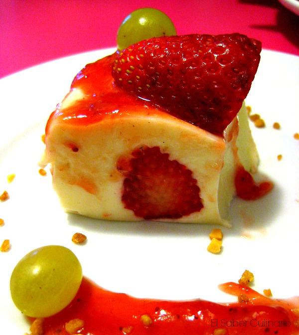 Tarta de yogur rellena de fresas sin horno