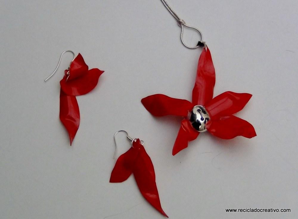 colgante y pendientes de color rojo con una botella de pllástico