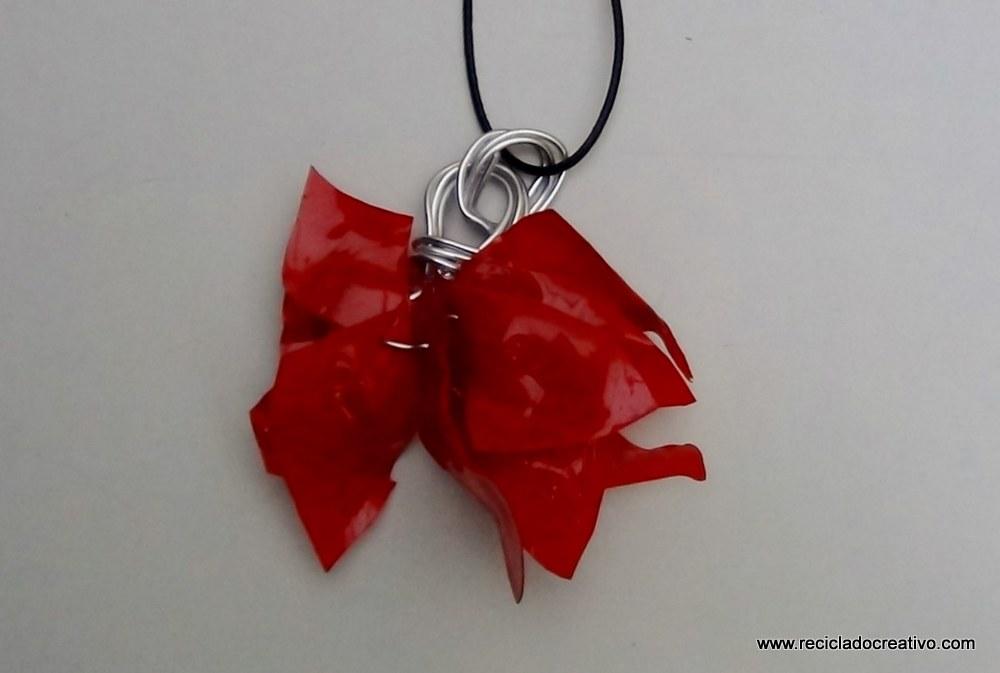 colgante de color rojo con una botella de pllástico