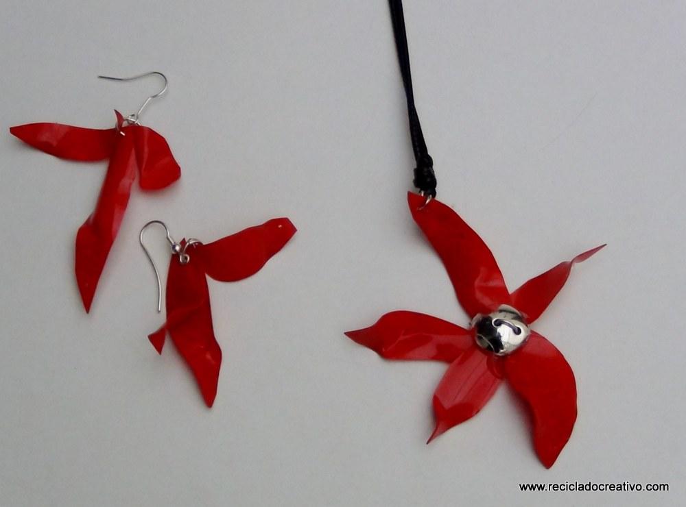 colgante y pendientes de color rojo con una botella de pllástico