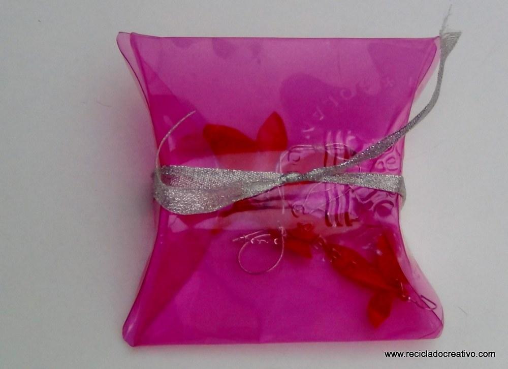 colgante y pendientes de color rojo con una botella de pllástico