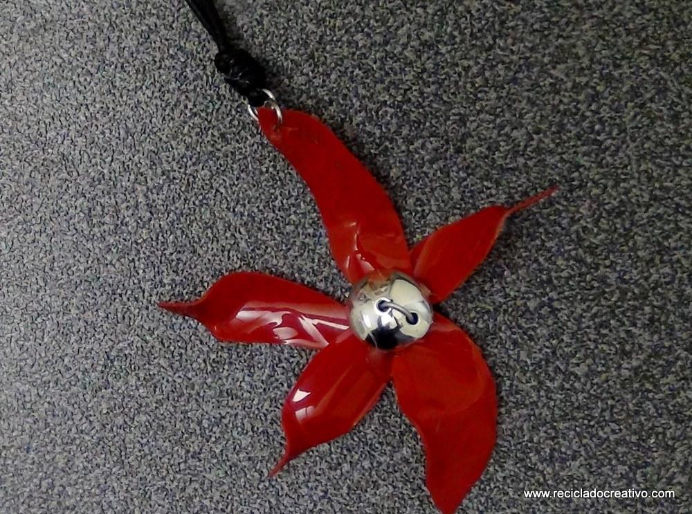 colgante y pendientes de color rojo con una botella de pllástico