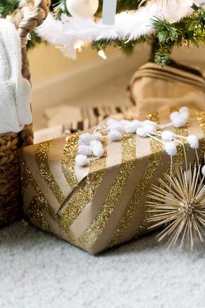 cómo envolver regalos de navidad: papel de regalo con purpurina