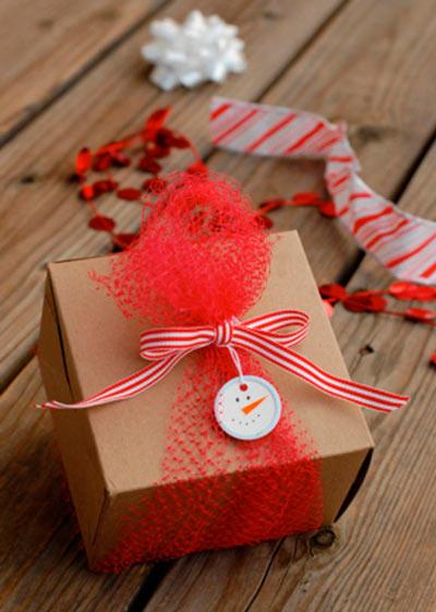 envolver regalos de navidad con un muñeco de nieve
