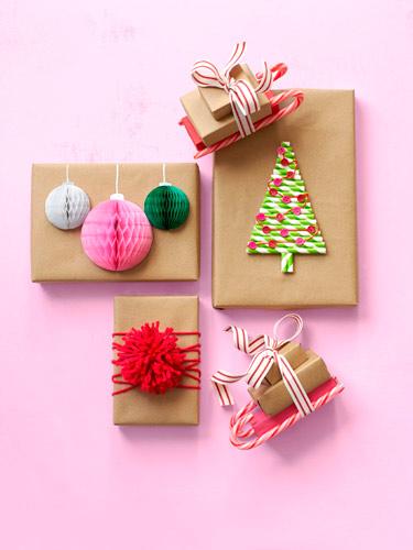 envolver regalos de navidad con adornos hechos con manualidades