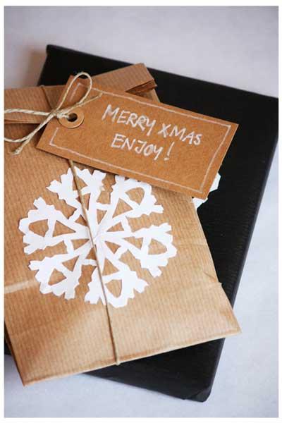 envolver regalos de navidad con copos de nieve de papel