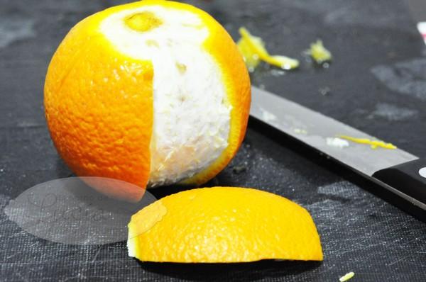 Pelar la piel de la naranja en tiras