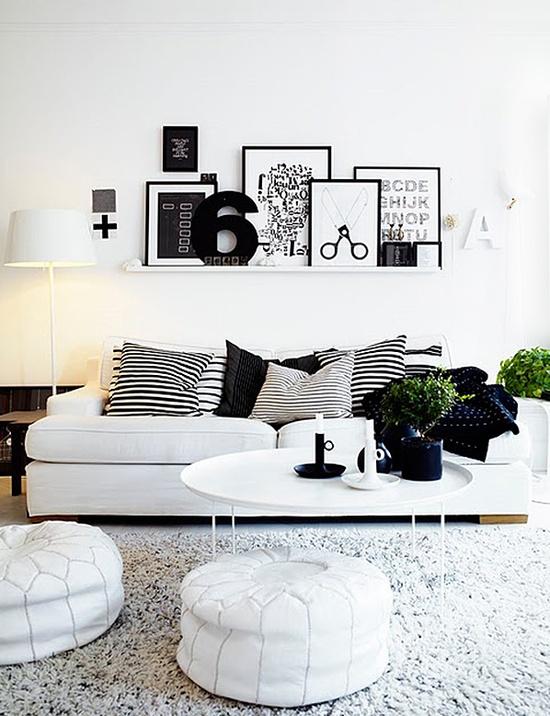 Decorar la pared con cuadros sobre baldas