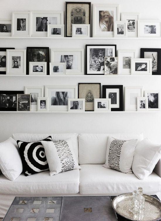 Decorar la pared con cuadros sobre baldas